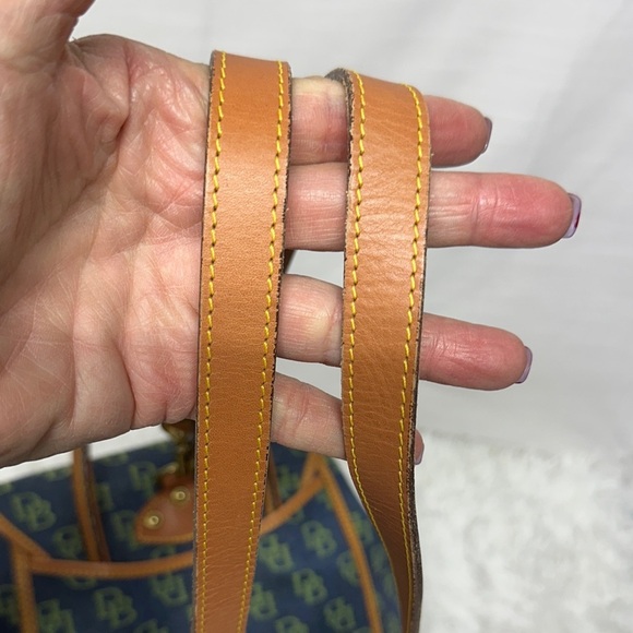 Dooney & Bourke Vintage Navy and Tan Signature Backpack Excellent Condition - Picture 3 of 16